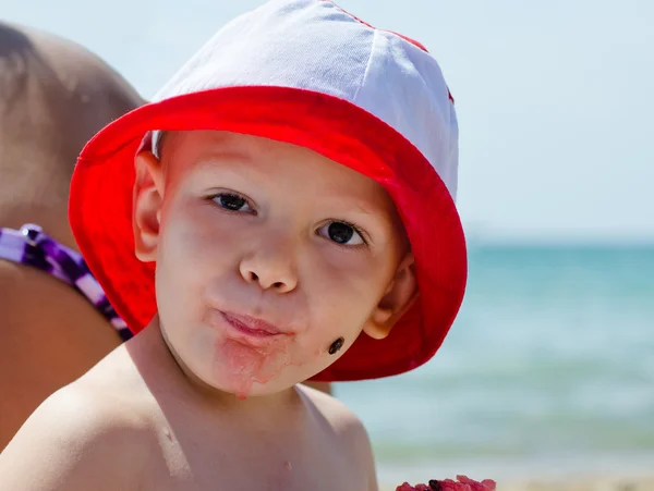 Jonge jongen eten watermeloen — Stockfoto