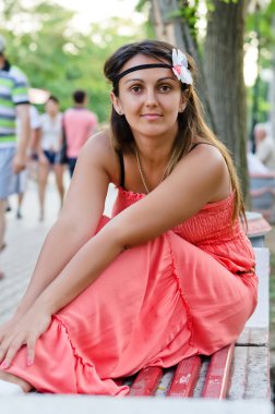 kırmızı bir sundress esmer