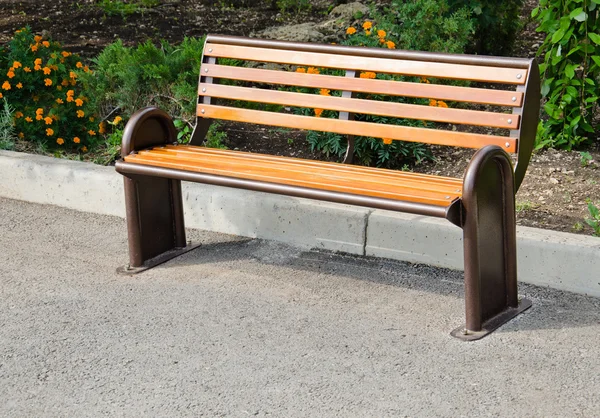 Empty wooden park bench — Stock Photo, Image