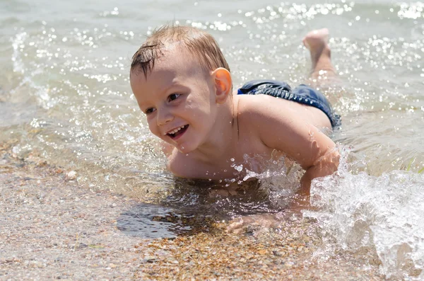 Милий маленький хлопчик вчиться плавати — стокове фото