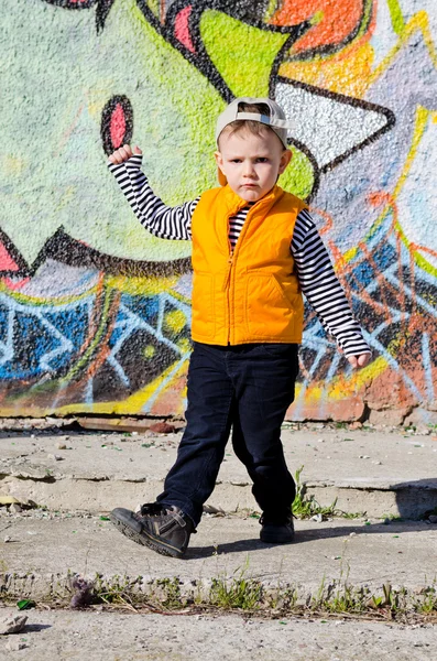Entzückender kleiner Junge in Tanzpose — Stockfoto