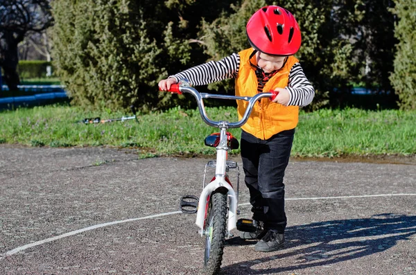 Kleiner Junge will Fahrrad fahren — Stockfoto