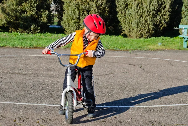 Lindo niño fuera montando su bicicleta —  Fotos de Stock