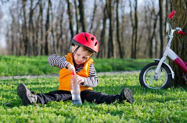 küçük çocuk bir şişe su açma