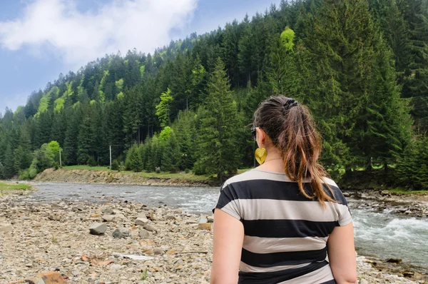 Femme admirant une rivière de montagne — Photo