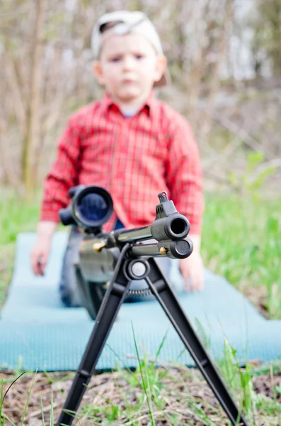 Rifle barrel and child — Stock Photo, Image