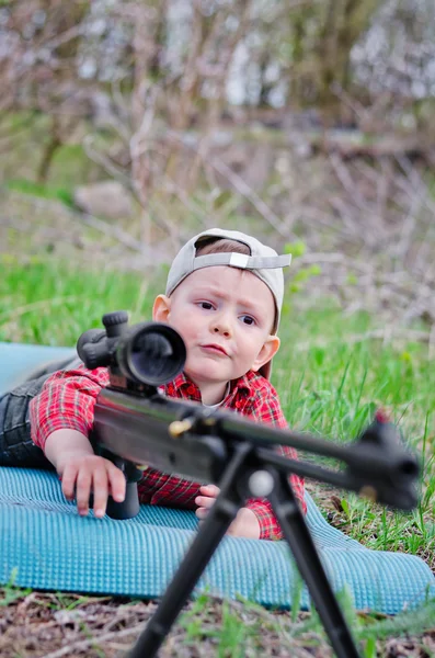 Kleine jongen met hoed — Stockfoto