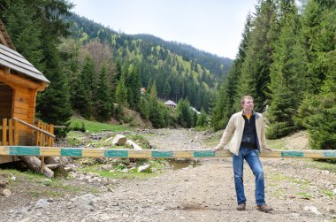 adam ayakta bir doğal dağ iz