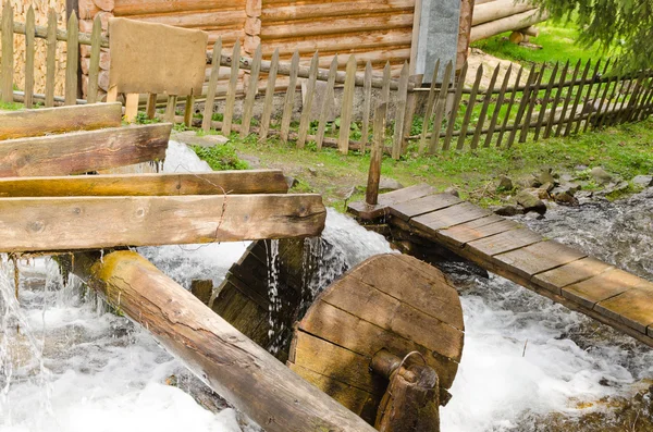 Małe drewniane waterwheel — Zdjęcie stockowe