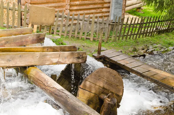 Piccola ruota idraulica in legno — Foto Stock