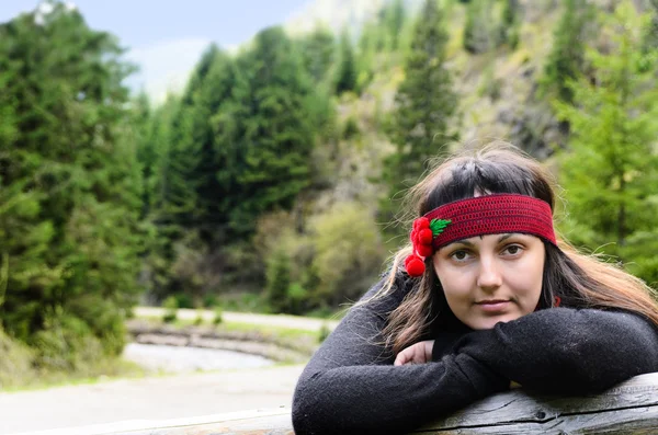 Porträt einer hübschen jungen Frau im Wald — Stockfoto