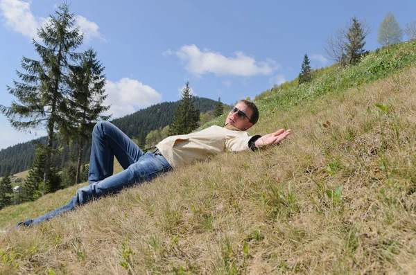 Hombre relajándose en las montañas — Foto de Stock
