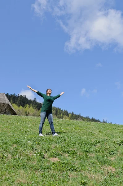 Kvinnan jubel i solskenet — Stockfoto