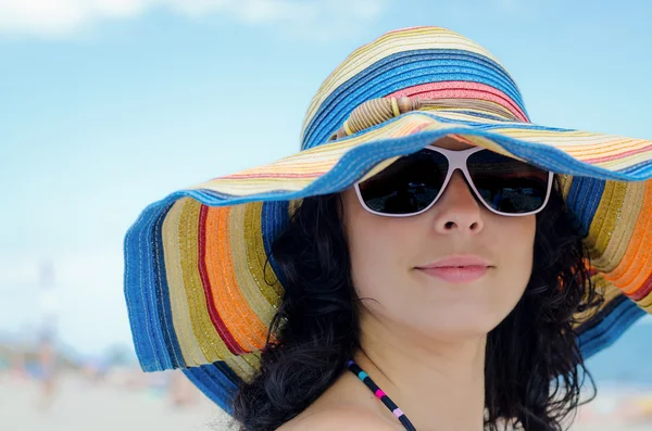 Jolie femme portant un chapeau de soleil coloré — Photo