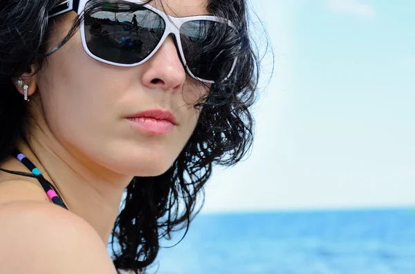 Retrato de una morena en la playa — Foto de Stock