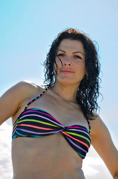 Mooie vrouw met natte haren in een bikini — Stockfoto