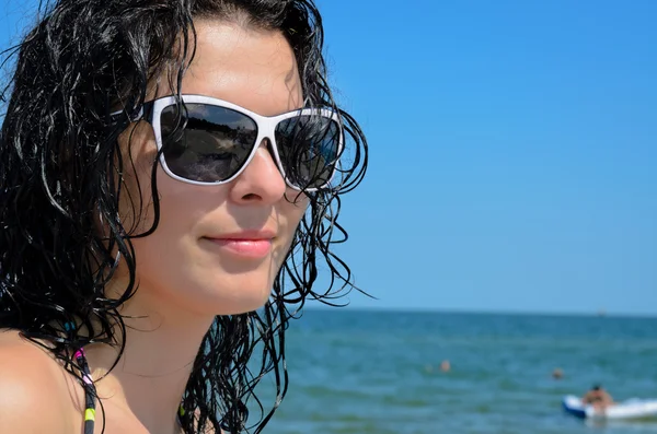 Schöne Frau mit nassen Haaren und Sonnenbrille — Stockfoto