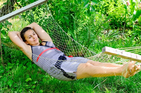 Femme relaxante dans un hamac — Photo