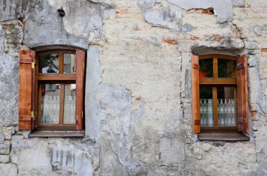 eski bir bozulmuş duvarda iki ahşap pencere