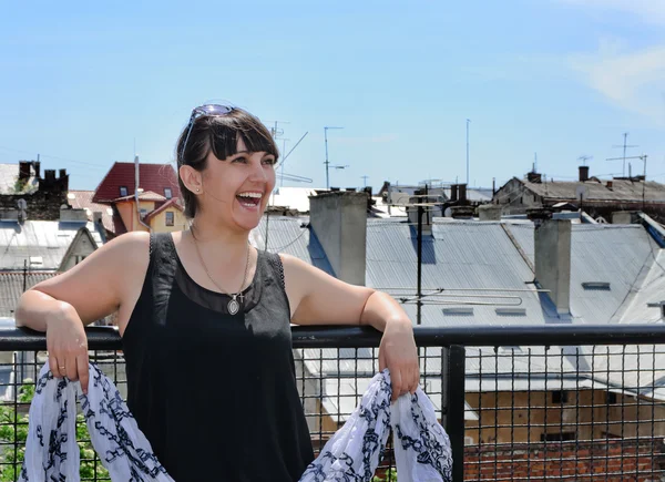 Portrait of a laughing adult woman with cityscape — Stock Photo, Image