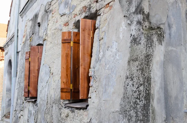 Duas janelas de madeira em uma parede degradada velha — Fotografia de Stock