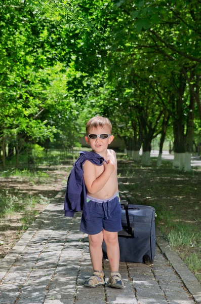 Malý chlapec se zavazadly荷物を持った少年 — Stock fotografie