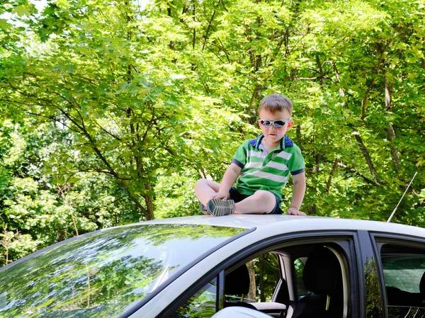 Car in the woods with boy — Stock Photo, Image