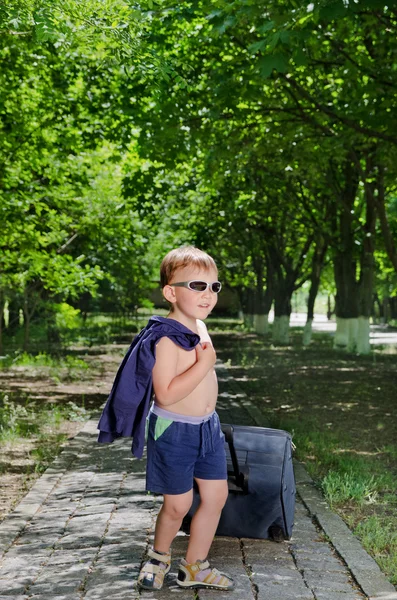 Bambino con bagaglio — Foto Stock