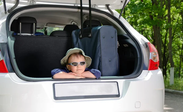 Jonge jongen in auto — Stockfoto