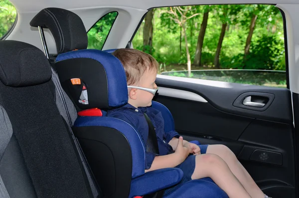 Menino sentado no assento do carro — Fotografia de Stock