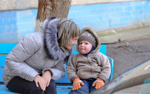 Madre cariñosa con su lindo hijo — Foto de Stock