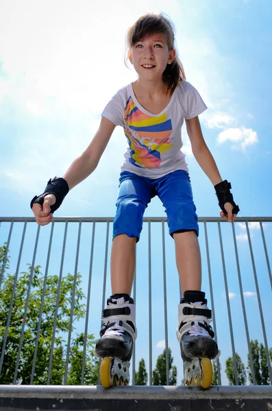 Menina jovem rollerskating — Fotografia de Stock