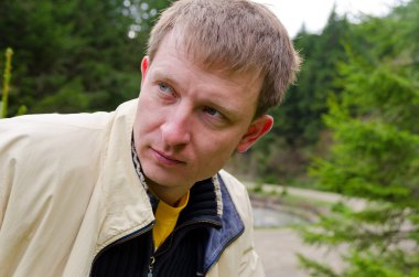 kırsal kesimde genç bir adam portresi