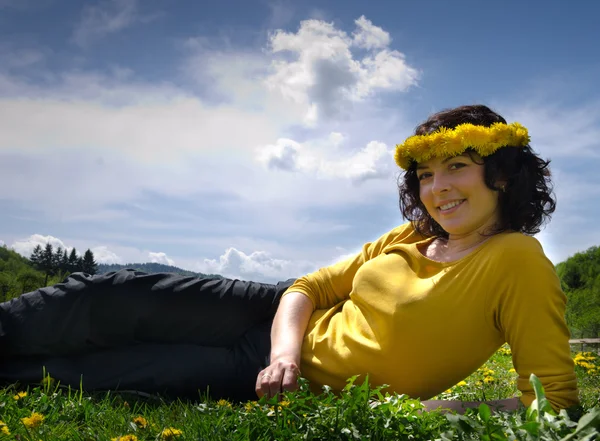 Μια νεαρή γυναίκα, χαμογελαστά φορώντας ένα κίτρινο κορυφή — Φωτογραφία Αρχείου