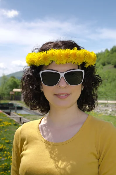 Een jonge vrouw die lacht dragen witte zonnebril — Stockfoto