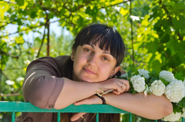 Bella donna in un giardino primaverile — Foto Stock