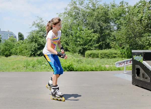 Pretty young teenage girl roller skating — Stock Photo, Image