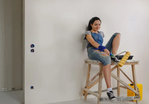 Lachende vrouw nemen van een pauze van schilderij — Stockfoto