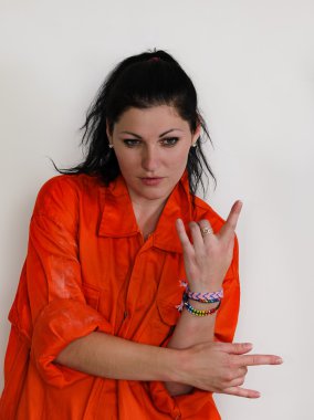 işaretleri yaparak kadın