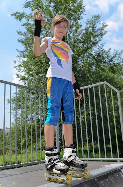 Ganska ung tonårig roller skater — Stockfoto