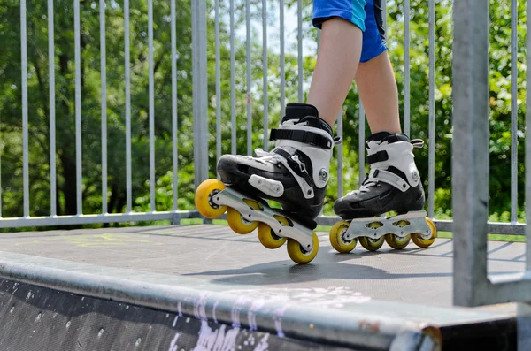 Menina jovem usando patins — Fotografia de Stock