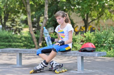 genç kız içme suyu buz pateni mola sırasında