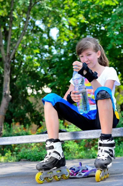 Adolescente prendre une pause tout en patinant — Photo