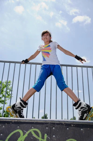 Menina jovem rollerskating — Fotografia de Stock