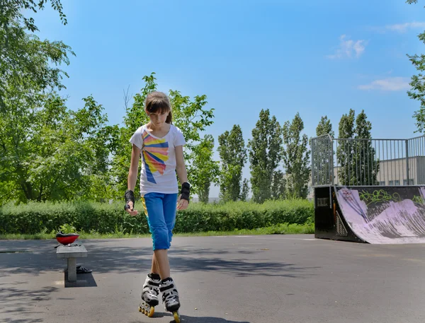 Ung tonårsflicka roller skater — Stockfoto