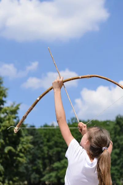 Молода дівчина практикує стрільбу з лука — стокове фото
