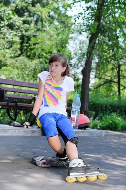 oturma ve paten sırasında rahatlatıcı sevimli genç