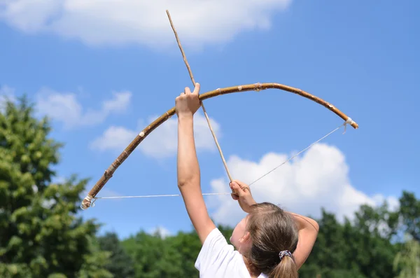Молода дівчина практикує стрільбу з лука — стокове фото