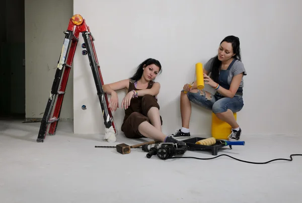Två unga kvinnor som renoverar ett hus — Stockfoto