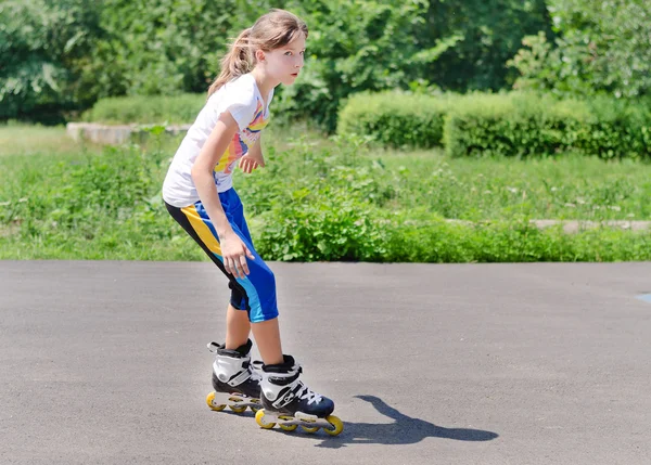 Jovem adolescente menina patinando — Fotografia de Stock